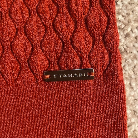 TAHARI MOCK NECK SLEEVELESS SWEATER - Picture 3 of 5